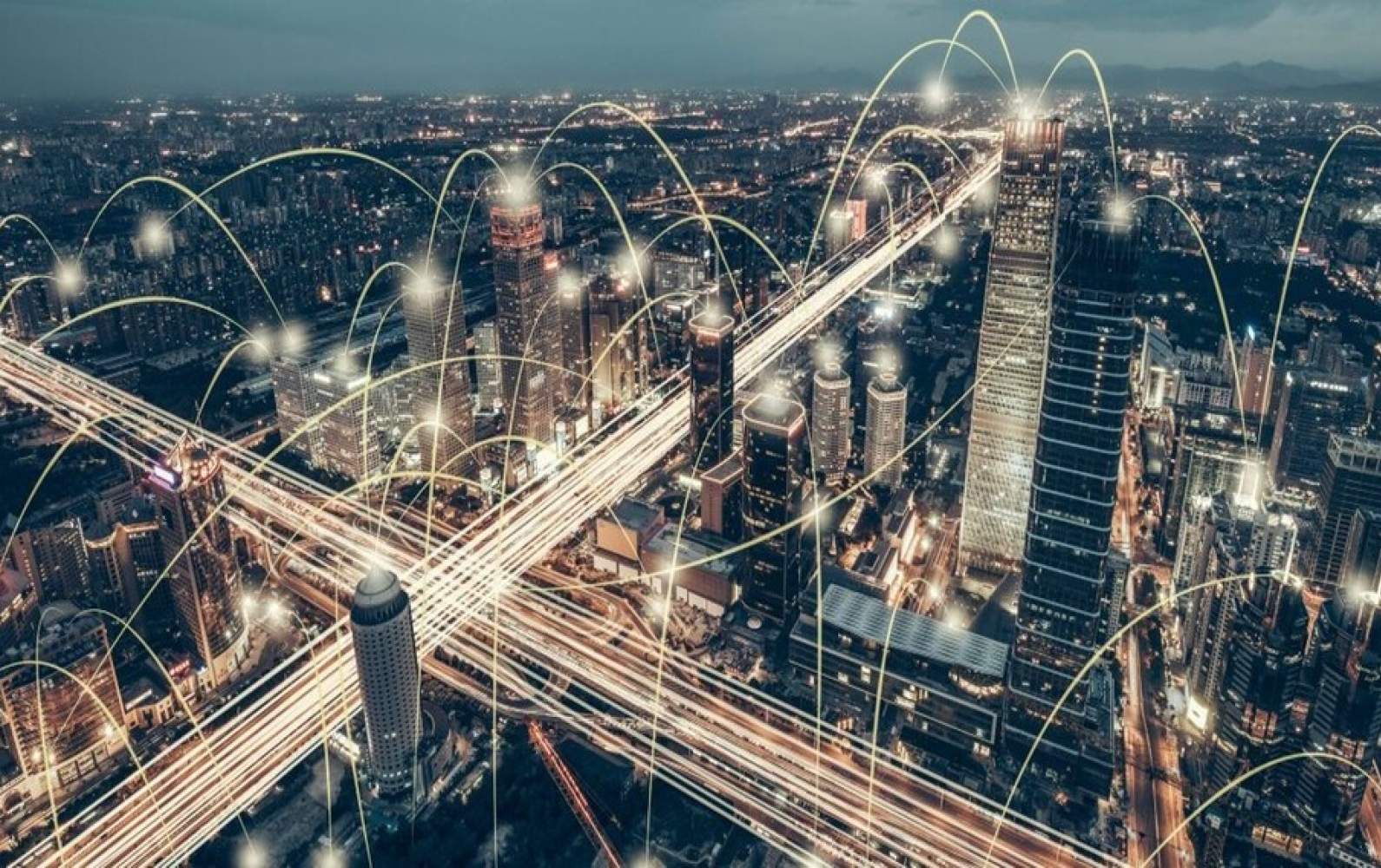 Réseau de données reliant une métropole la nuit, image d'une croissance structurée par un ERP